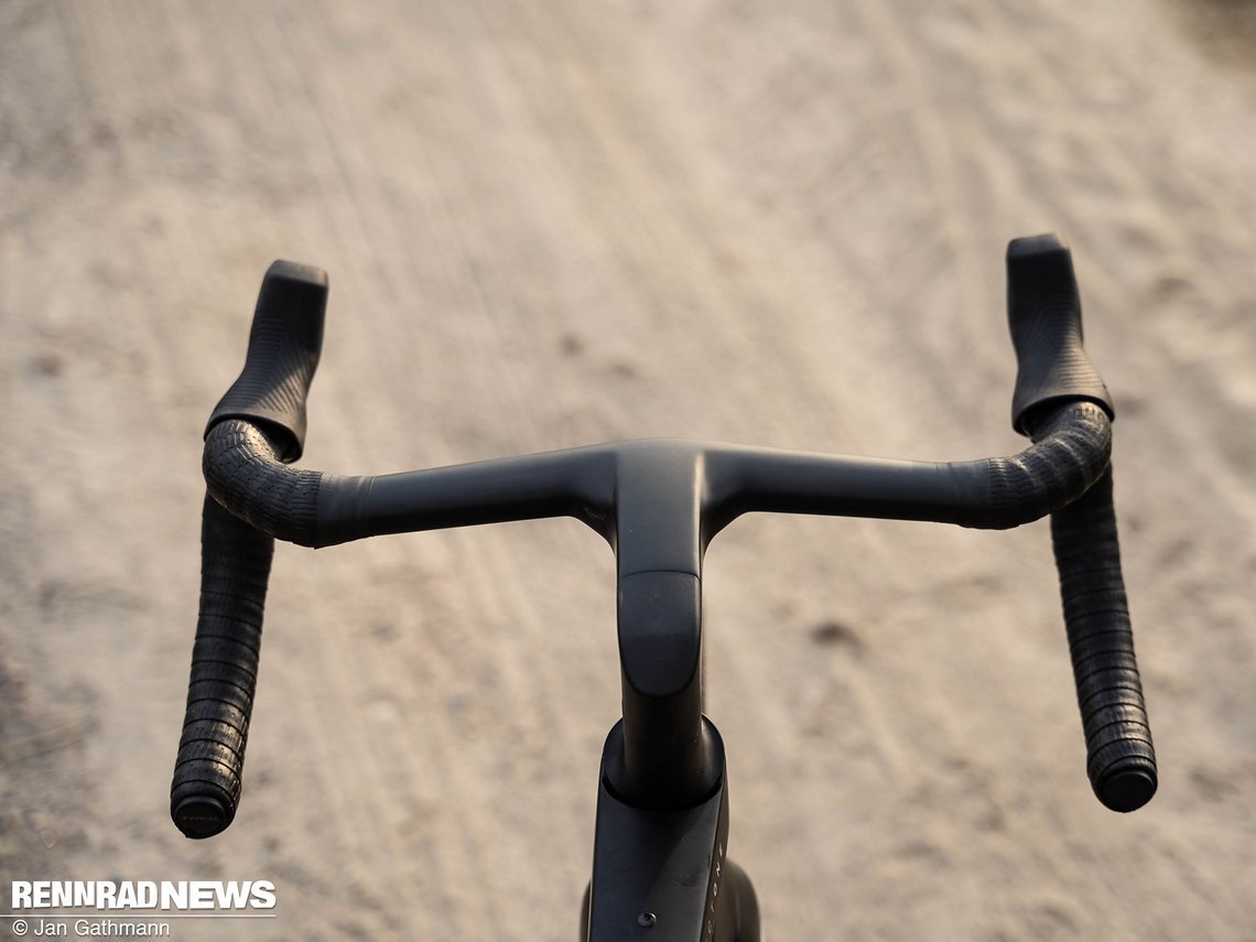 Das Trek Checkmate Cockpit ist leicht zum Fahrer rückgebogen und eher rund.