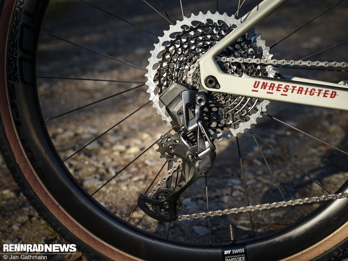 Das funkgesteuerte  SRAM XX1 Eagle AXS-Schaltwerk ermöglicht ein 50-Zähne-Ritzel am BMC Urs One