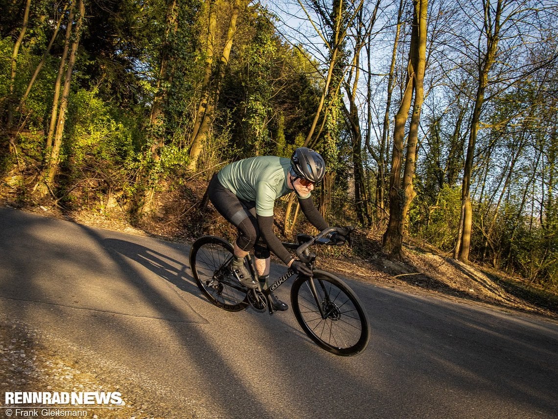 In schnellen  Kurven  präsentiert das TCR Advanced SL ein messerscharfes Handling