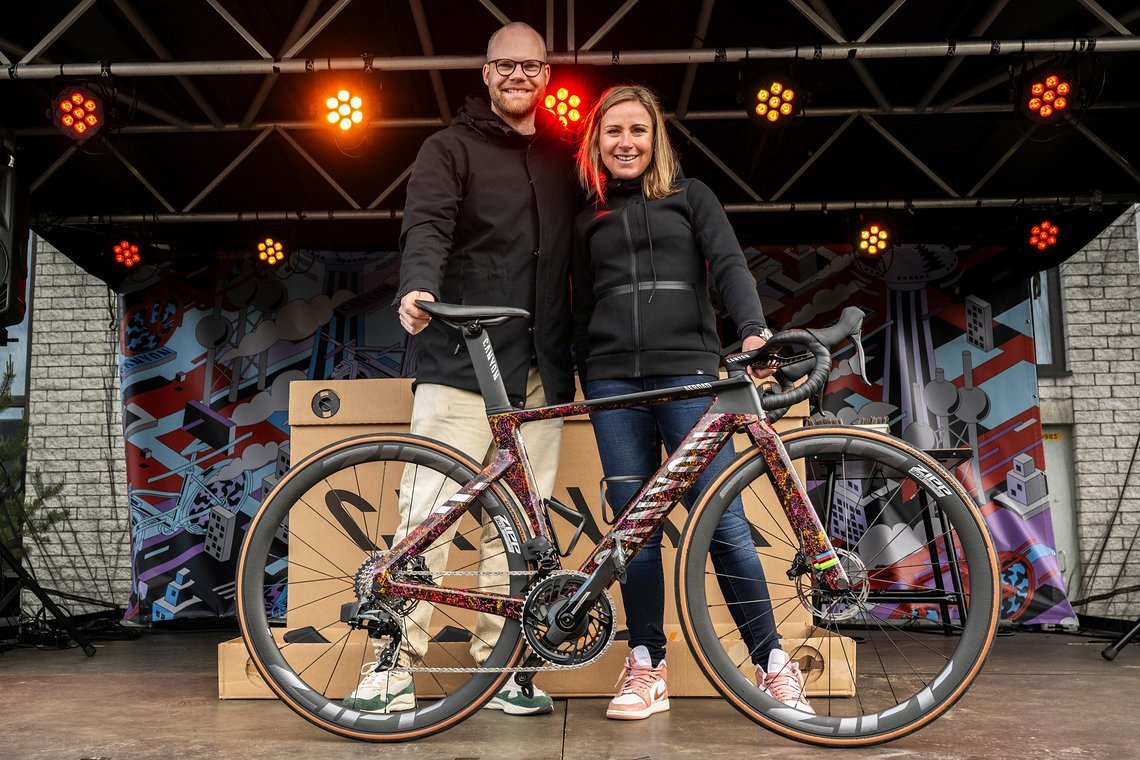 Das Custom Canyon Aerorad CFR wurde Annemiek van Vleuten beim Opening Event des Canyon Factory Service in Eindhoven übergeben.