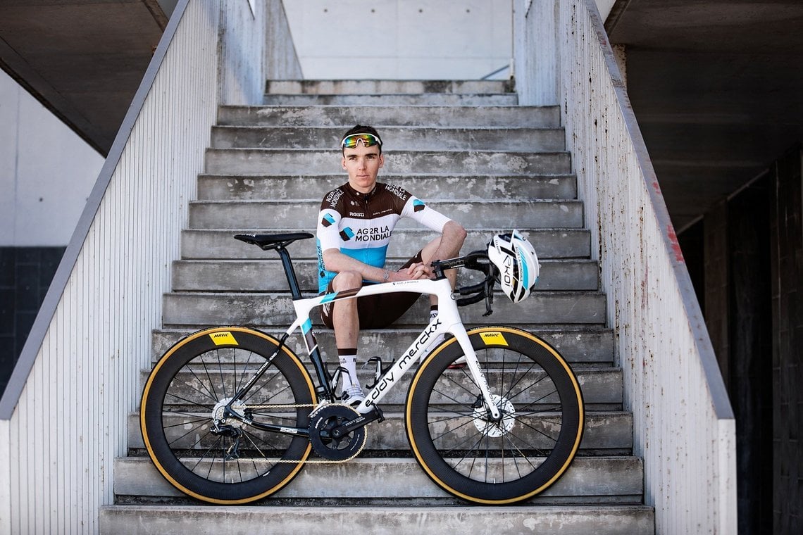 Romain Bardet fährt mit dem neuen Eddy Merckx 525 Disc