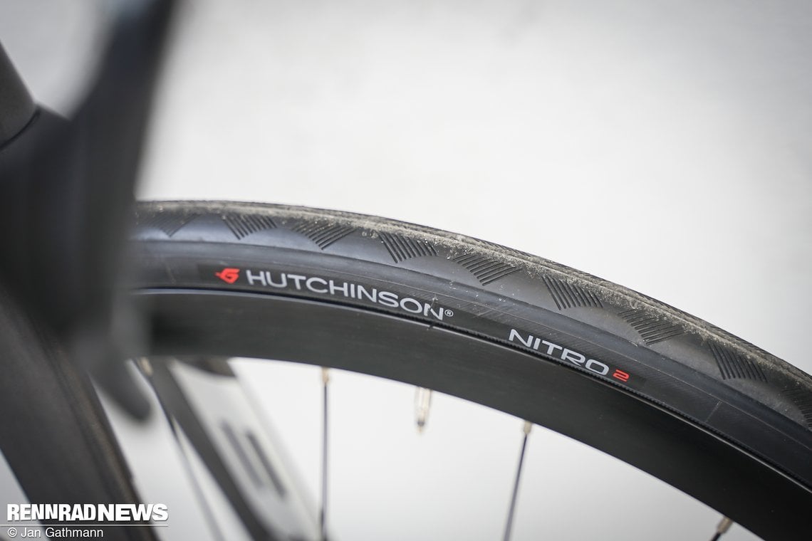 Die Hutchinson Nitro 2-Reifen in 28 mm machten einen etwas hölzernen Eindruck.