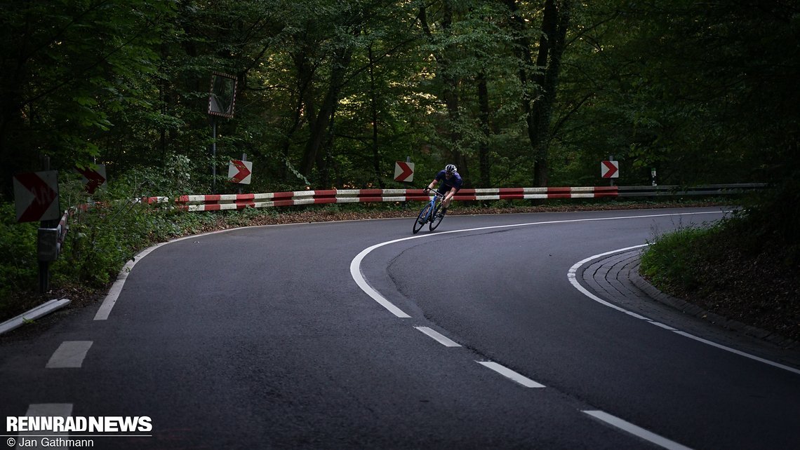 Das Canyon liegt wie ein Brett auf der Straße