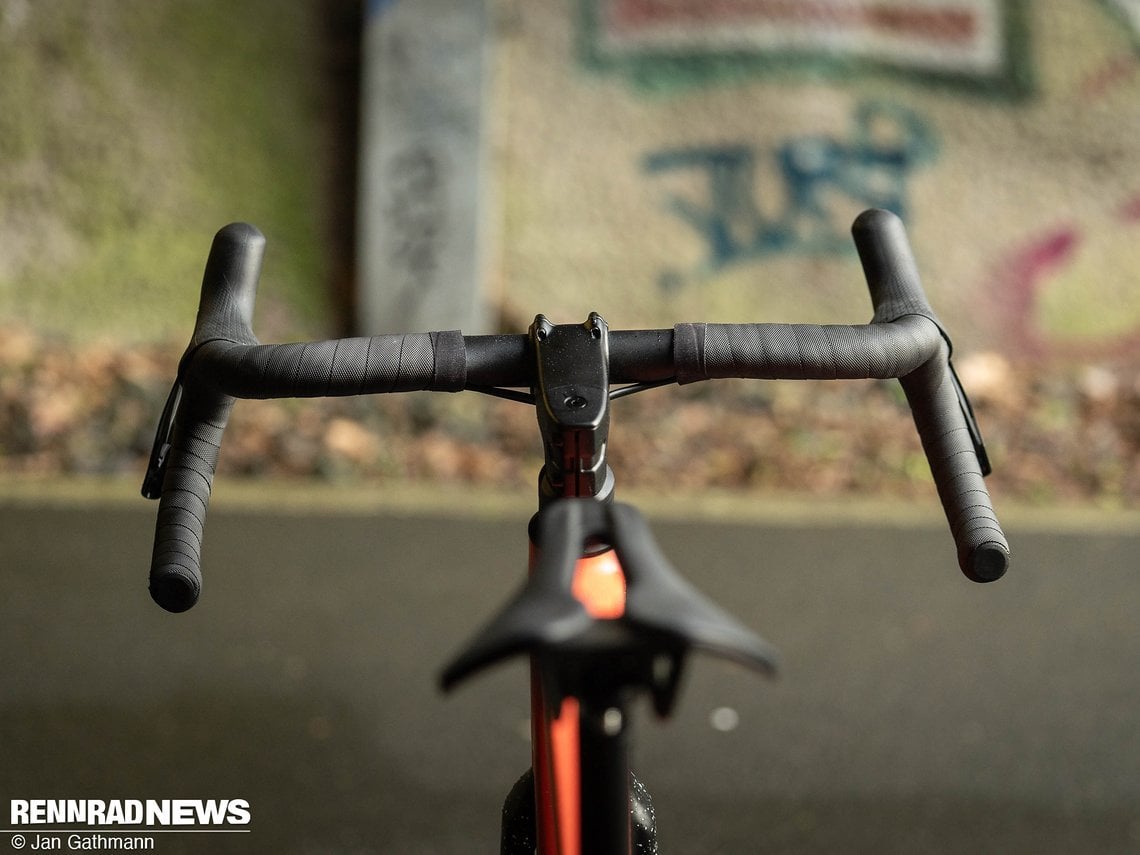 Der Ritchey Butano Lenker hat 41 cm Griffweite an den Hoods und leichten Flare – passend zu Straße und Gravel.