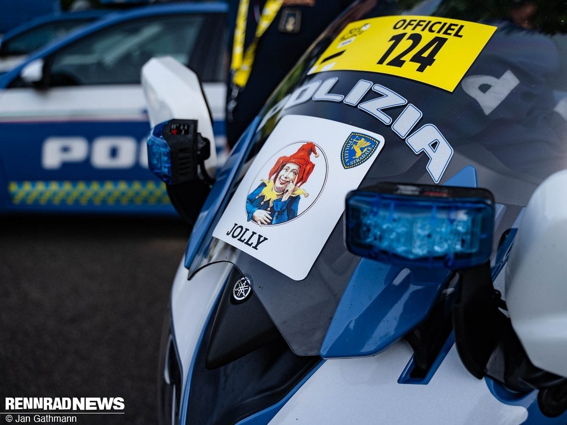 Auch die italienische Polizei gibt ihren Bikes für die Tour ein neues Design. Wir sind gespannt, welches Team dieses Jahr den Joker zieht.