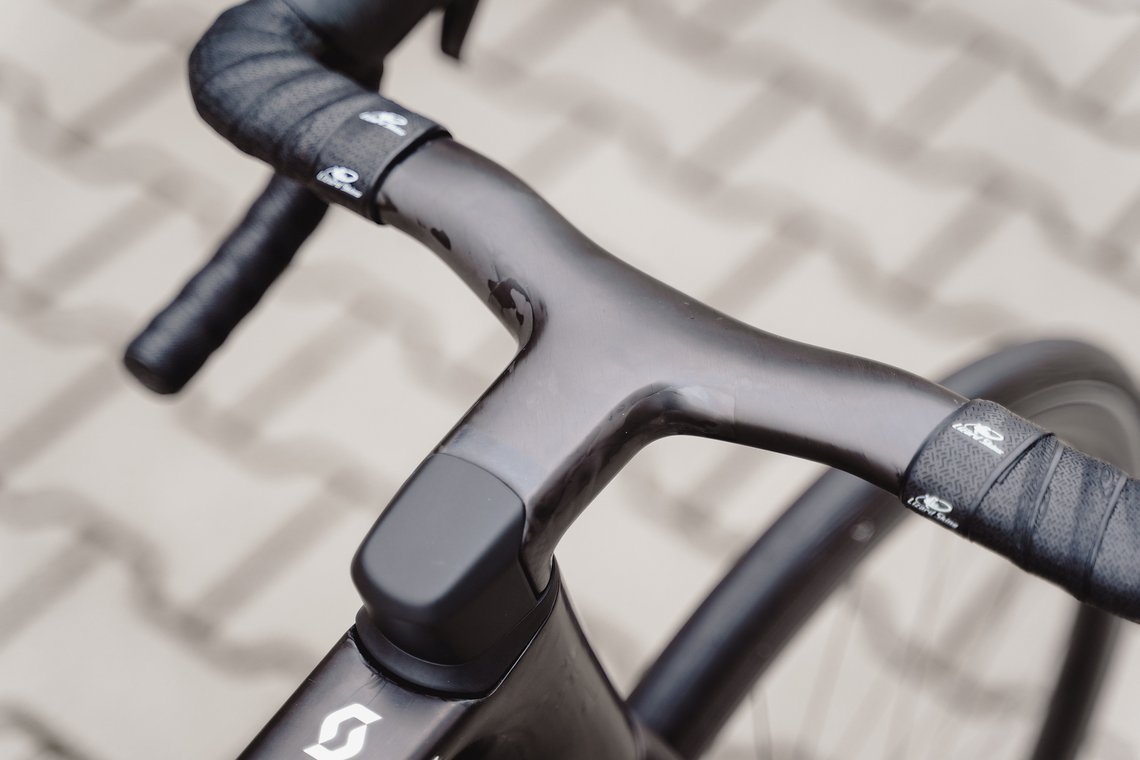 Der Syncros-Carbonlenker bringt 249 g auf die Waage.