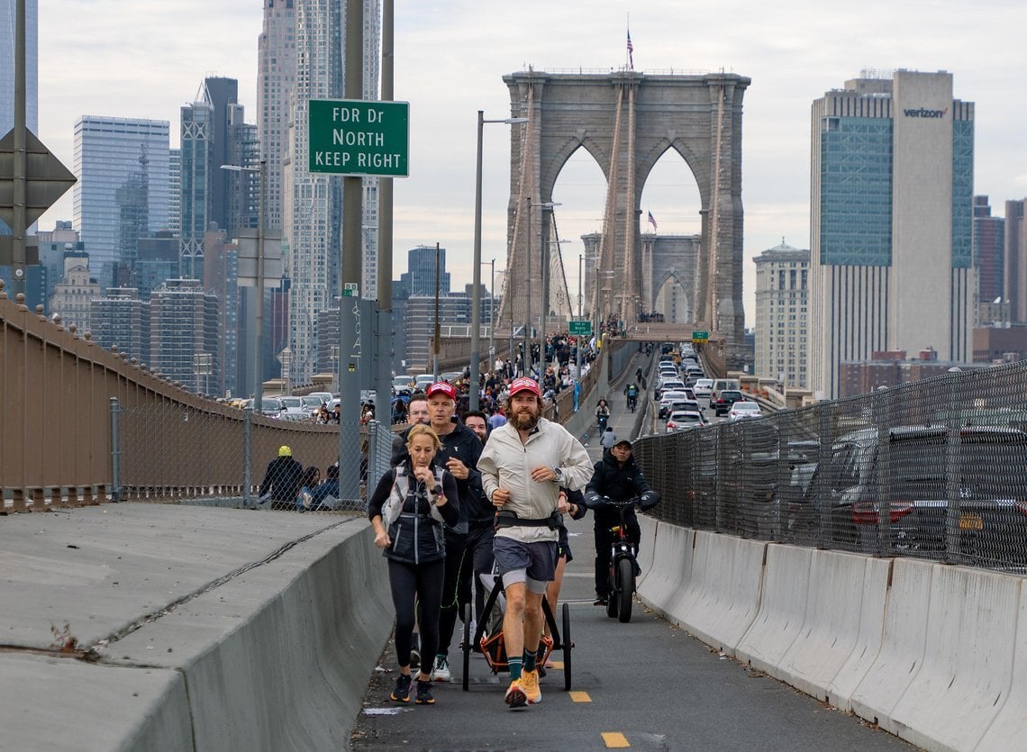 In Begleitung einiger Fans und Supporter läuft Jonas hier die letzten Meter seiner doppelten USA-Durchquerung zurück zum Startpunkt im New Yorker Stadtteil  Brooklyn.