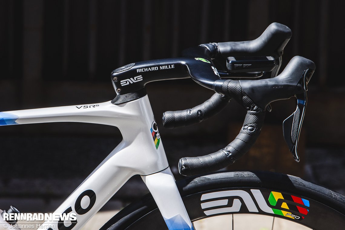 Am langen Enve Cockpit ist der edle Uhrensponsor Richard Mille beworben.