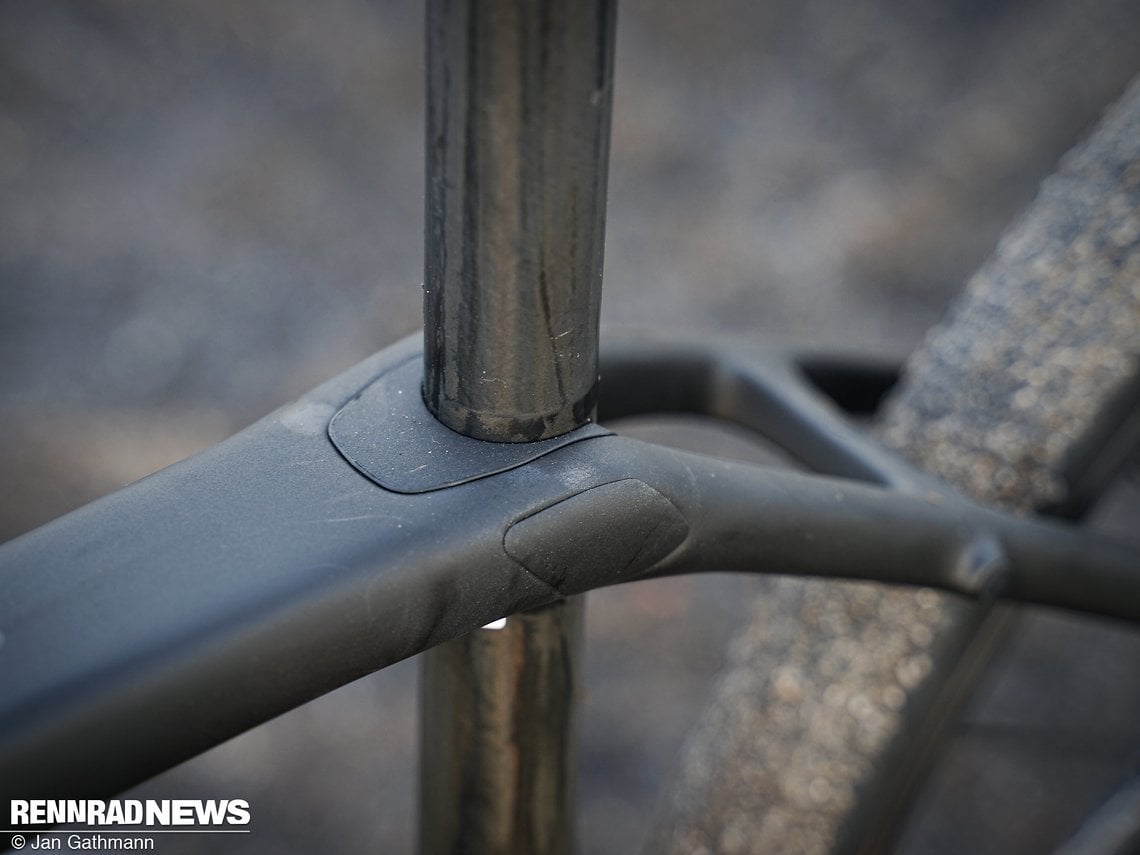 Der über ein Gelenk entkoppelte Carbon-Sitzdom am Trek Checkpoint arbeitet besonders sensibel und erhöht den Komfort ebenfalls deutlicher als eine flexende Sattelstütze