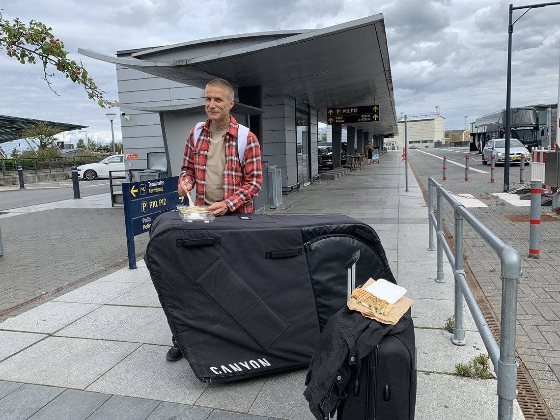 Sekptischer Blick nach der Ankunft am Flughafen