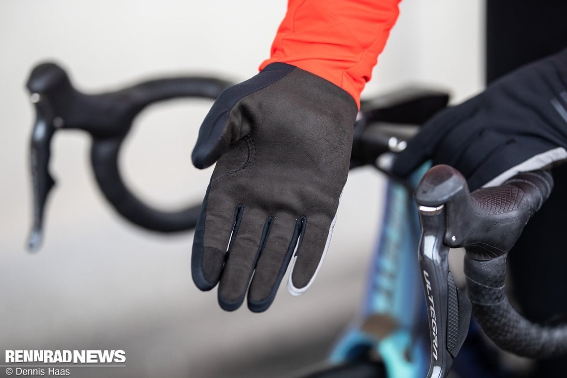 Die Innenhand ist aus einem Stück Veloursleder gefertigt