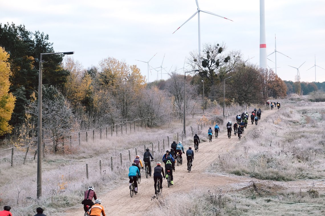 Kurz hinter Bernau rollt die Karawane gemütlich auf den ersten Gravel-Abschnitt.