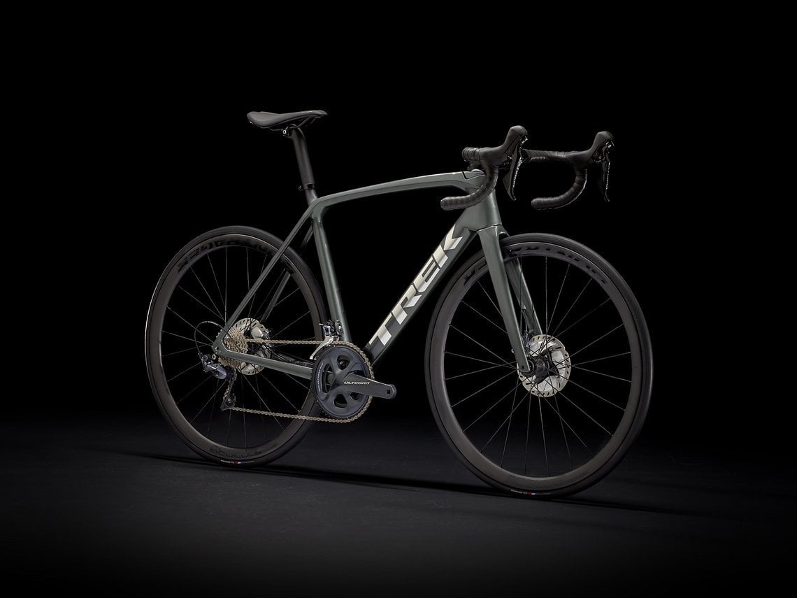 Die Pro Variante des Emonda SL6 Disc kommt mit Aeolus Elite Carbon-Laufrädern...