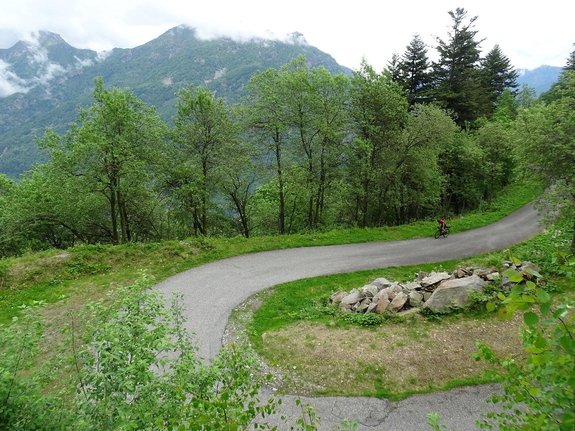 Viele epische Kurven führen zum Rifugio Meggiana.