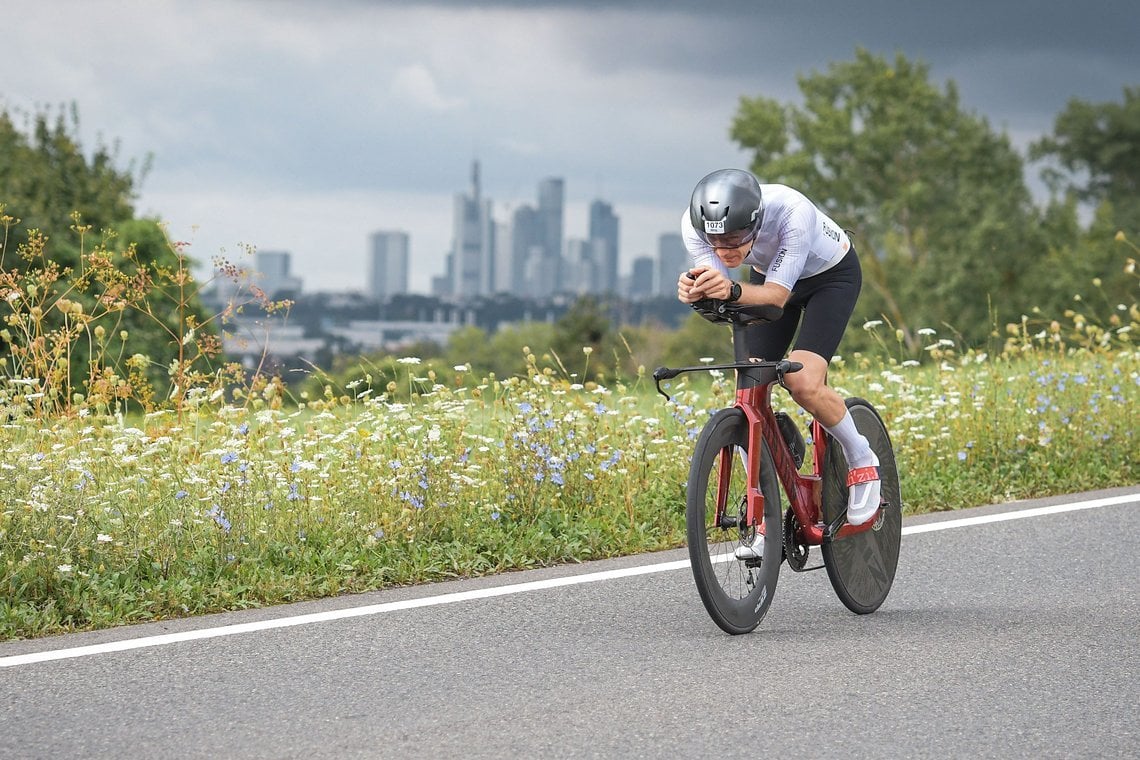 Die spezielle Sitzposition auf dem Zeitfahrrad wird durch einen passenden Sattel erleichtert