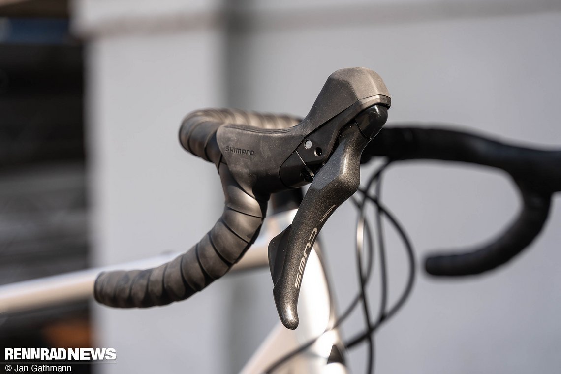 Die Shimano Cues STI liegen gut in der Hand.