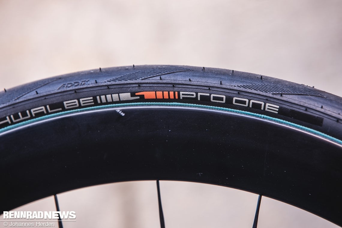 Tudor fährt als einziges Team dem Schwalbe Pro One…