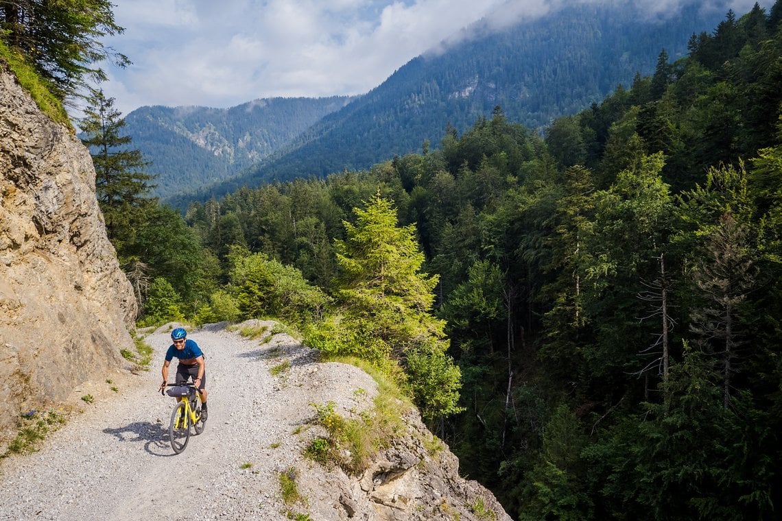 Wenn man auf einer Schotterstraße in den Bergen radelt, fährt man dann Rennrad, Gravelbike oder Mountainbike?