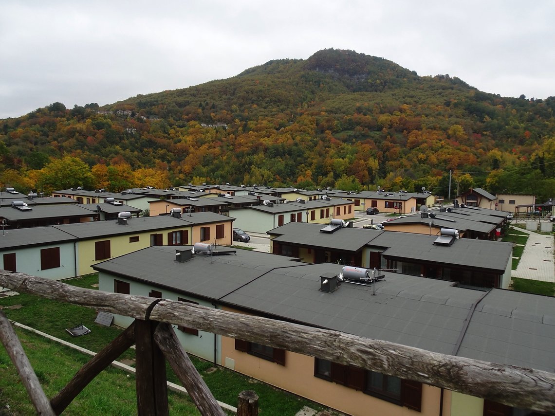 In solchen temporären Bauten sind die Bewohner 5 Jahre nach dem Erdbeben noch immer untergebracht.