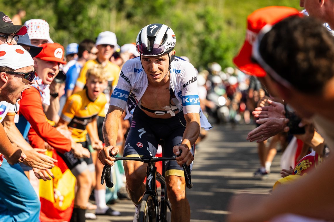 Remco Evenepoel begann in den Bergen zu leiden - der Belgier gab die Tour entnervt und mit einer verschwiegenen Rippenfraktur schließlich vorzeitig auf.