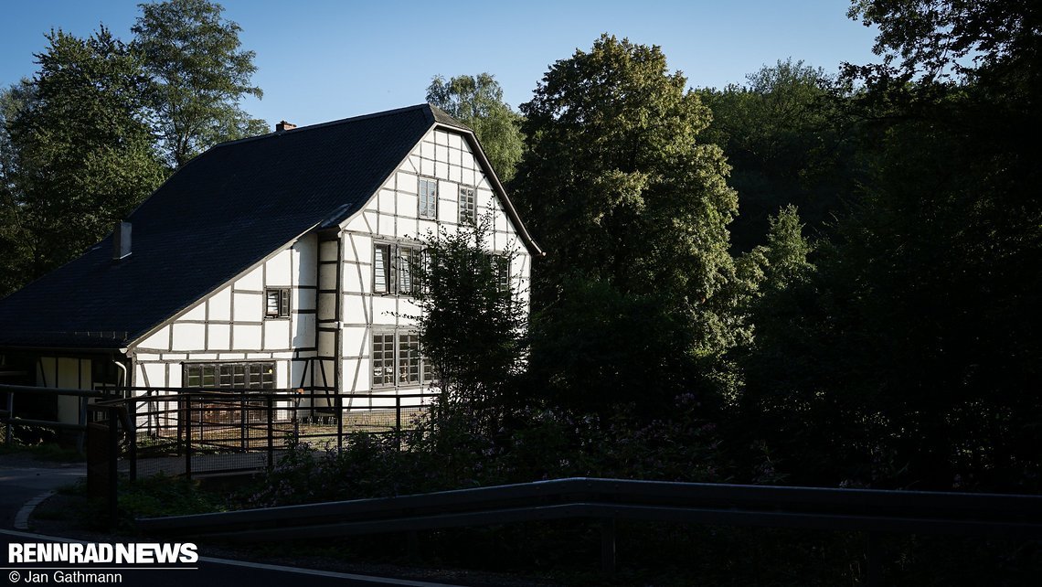 Solingen ist als Klingenstadt bekannt, im Museum Balkhauser Kotten am Beginn des Schlussanstiegs kann man die Schmiedekunst nacherleben