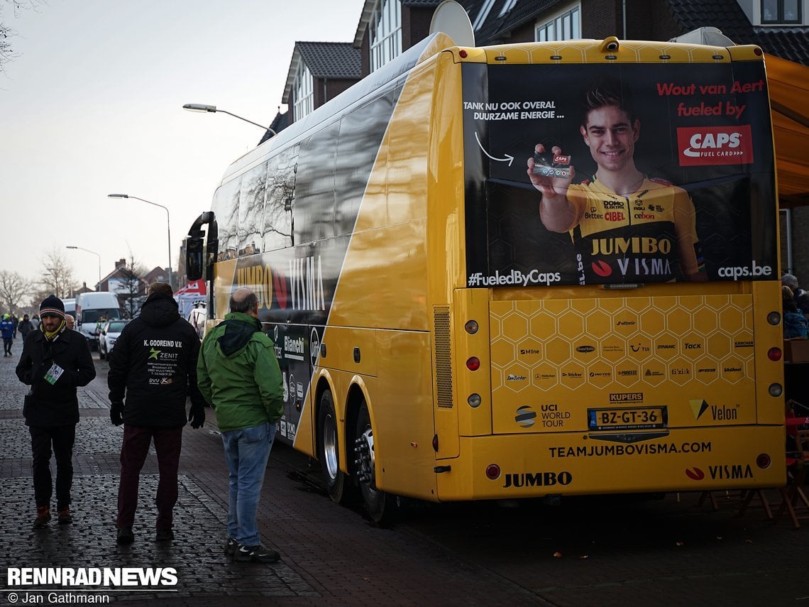 ...parkten vor dem großen Team-Bus, der bis zum späten Abend stark umlagert war