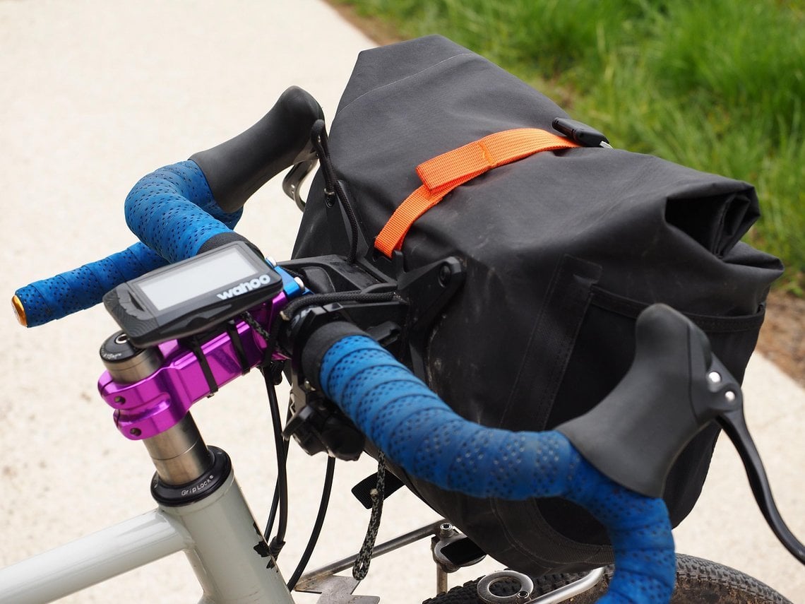 Das spart Platz, wenn es am Lenker eng zugeht, wie hier am Gravel Bike.