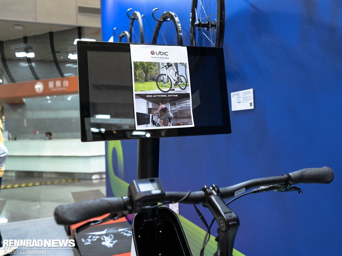 Der Touch-Monitor zum Zwiften ist ebenso integriert …