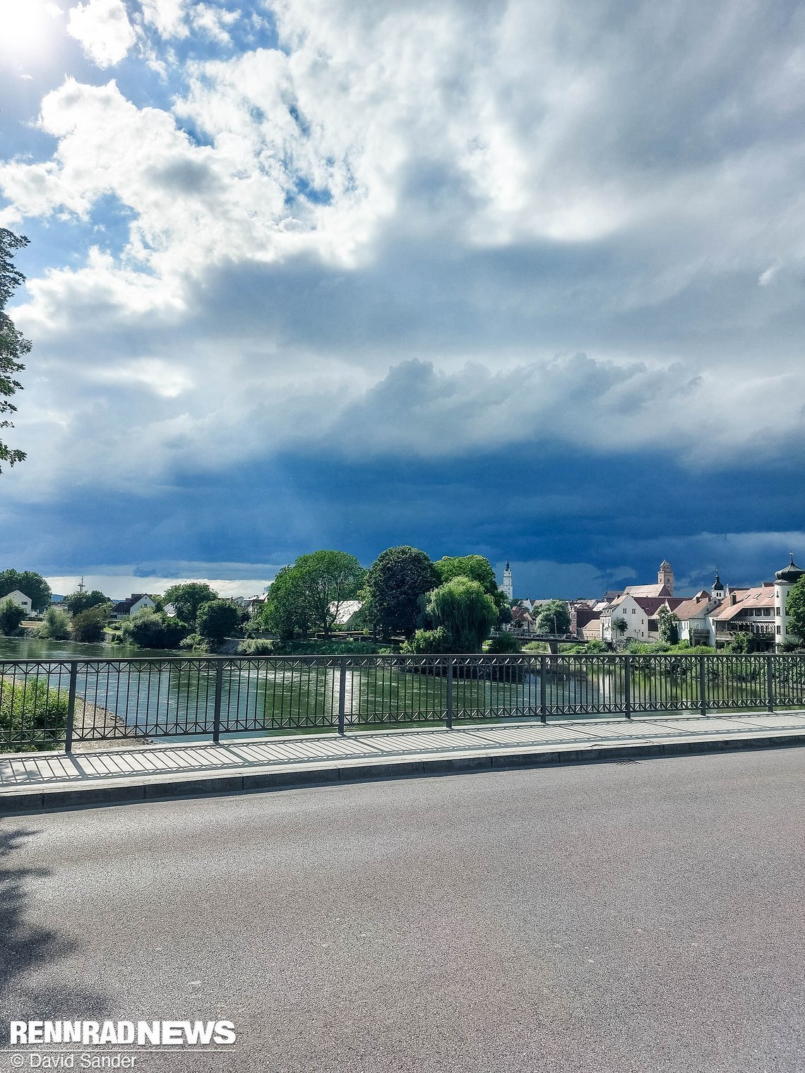 Schon aus der Ferne sehe ich die dicken Regenwolken.