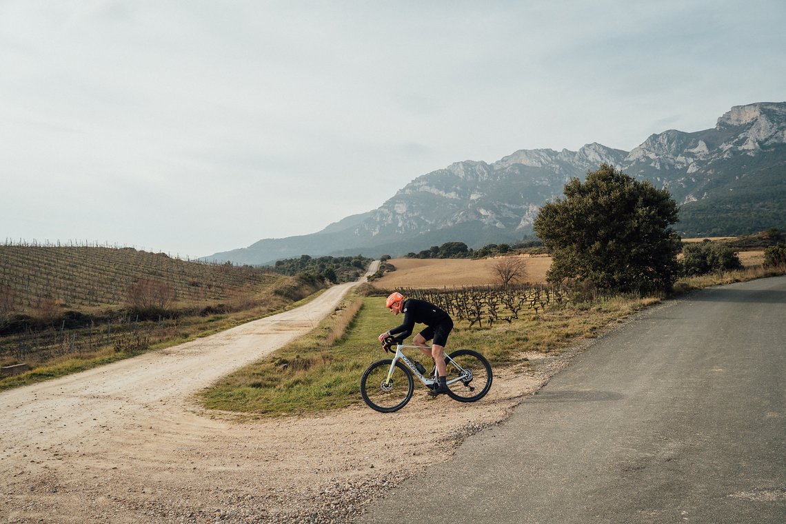 Auf dem Gravel ist man mit dem Denna mehr zuhause als auf der Straße.