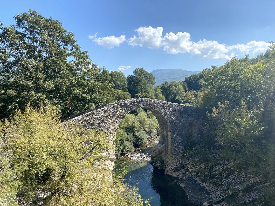 Auch mit einer mittelalterlichen Brücke wartet Tag 2 auf.