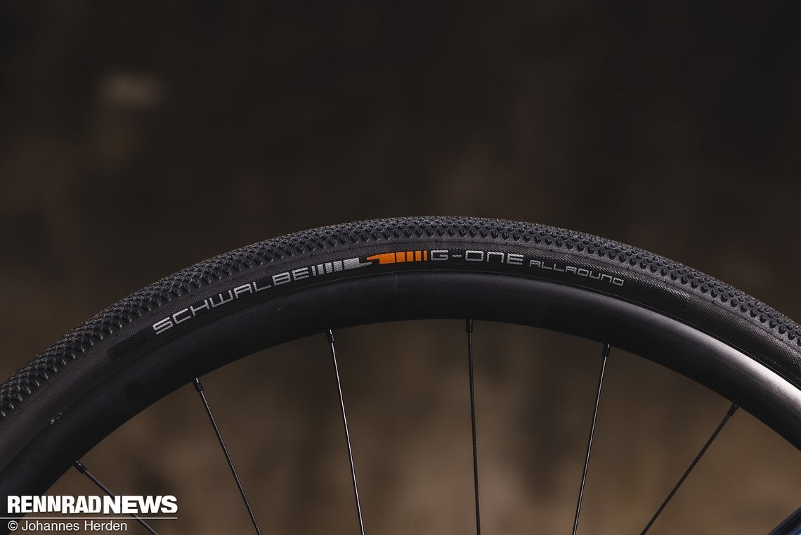 Montiert sind 35 mm breite Schwalbe G-One Allround-Reifen