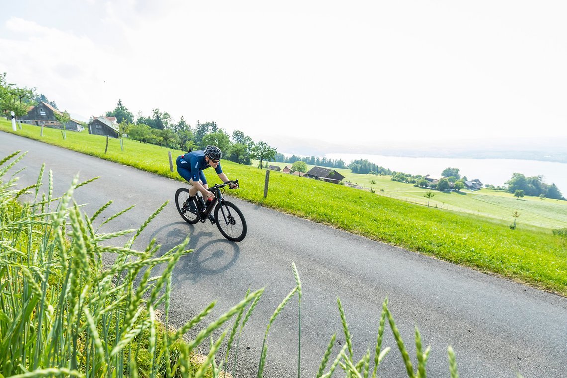 Abfahrten machen wegen der irre stabilen Straßenlage aber wiligen Lenkung genauso viel Freude wie ohne Motor