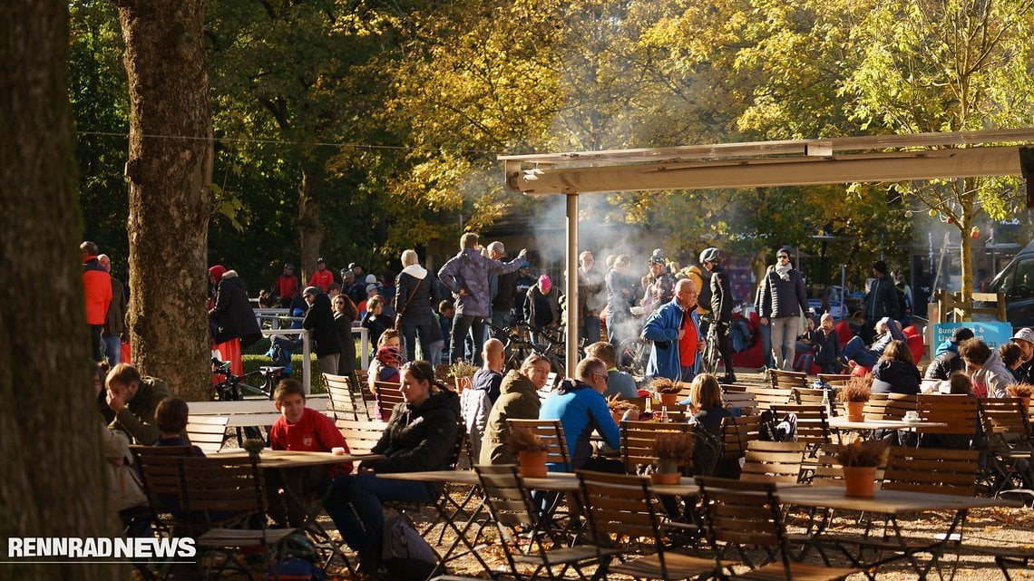 Lagerfeuer und Oktoberfest-Lichtstimmung auf der Gastronomie der Rennbahn.