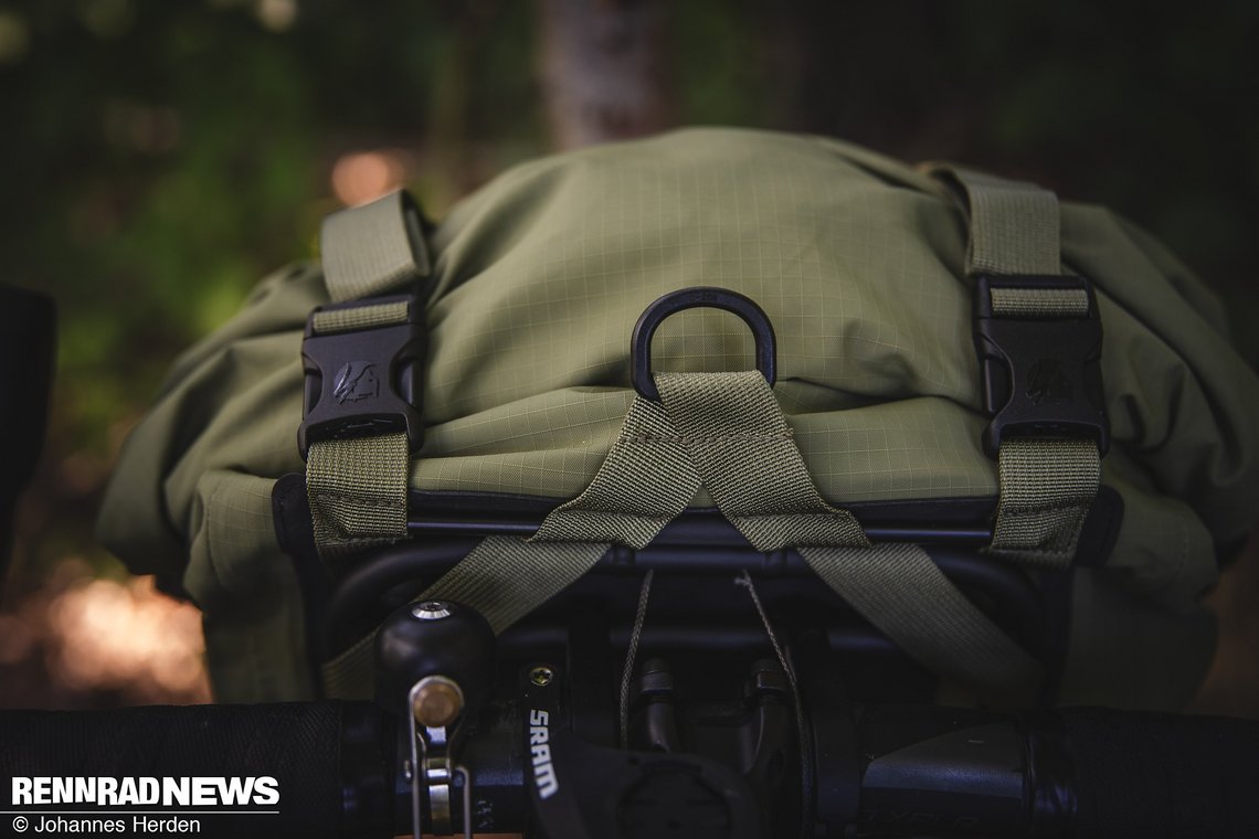 Die Front-Tasche wird mit zwei Verschlüssen auf der Oberseite fixiert und komprimiert …