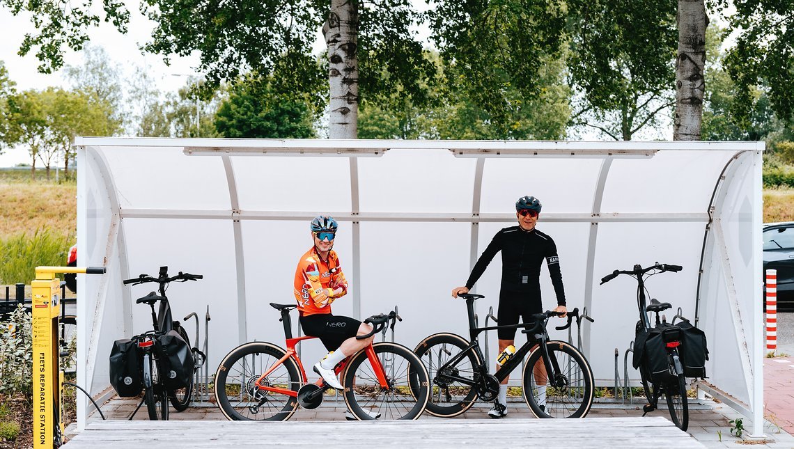 Vor dem Start der ersten Testfahrt wurde Windschutz gesucht