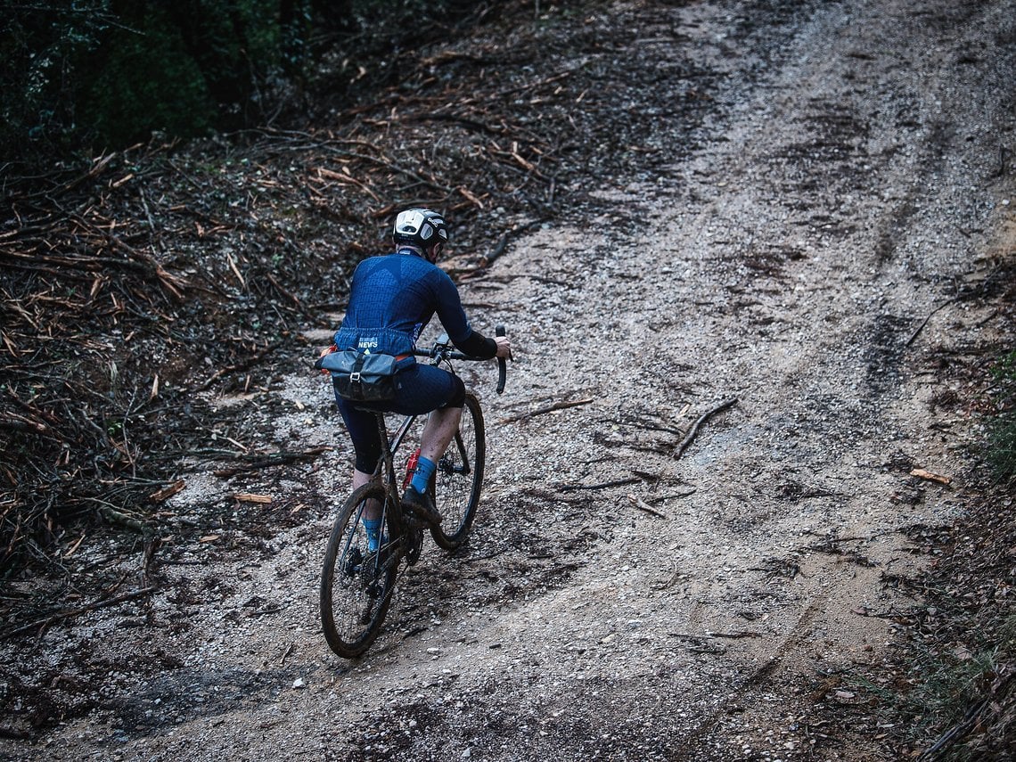 Auch bei niedrigen Geschwindigkeiten auf dem Gravelbike funktioniert das Luftstrom-Konzept bereits