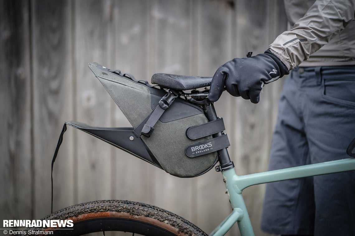 Das Holster bleibt einfach am Bike.