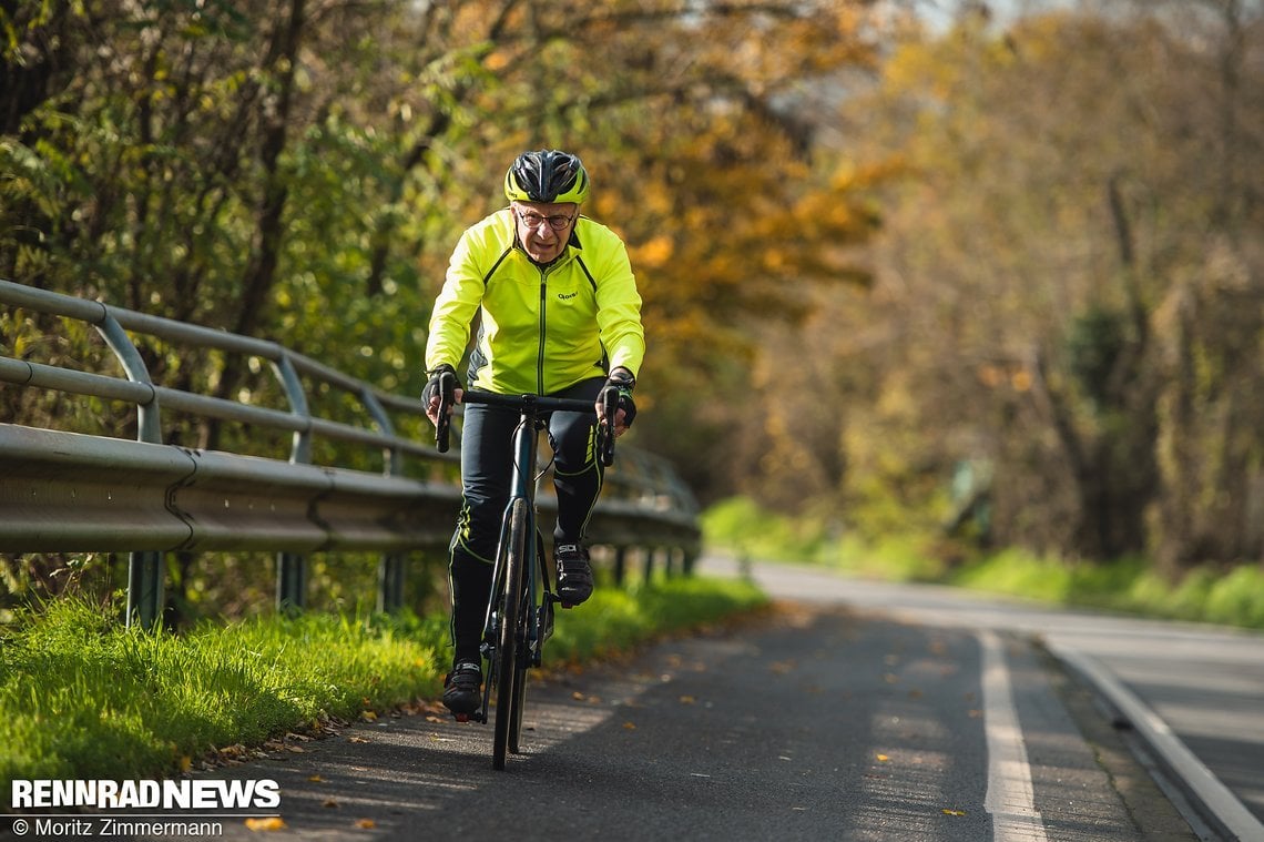 Auf dem E-Rennrad fühlt er sich weniger geschoben und trotzdem schneller.