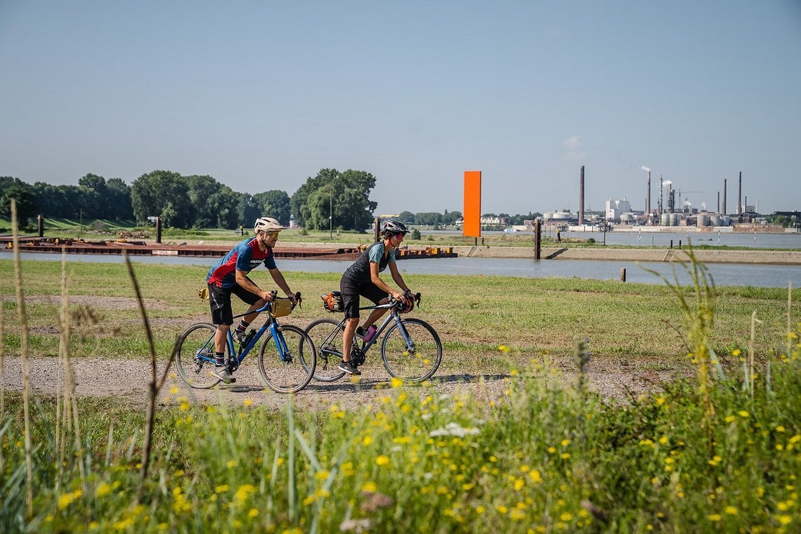 Unweit der Industrie wird es am Rhein grün