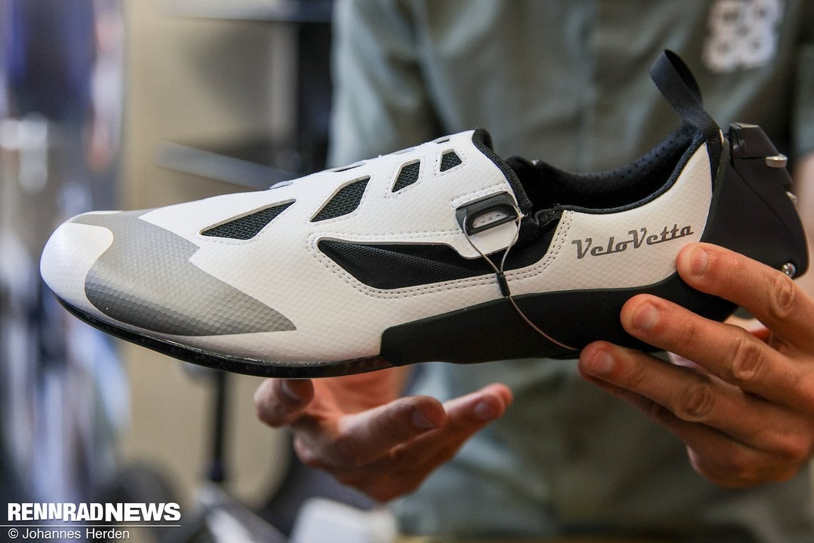 14 Watt Ersparnis im Windkanal gegenüber Schnallenschuhen.