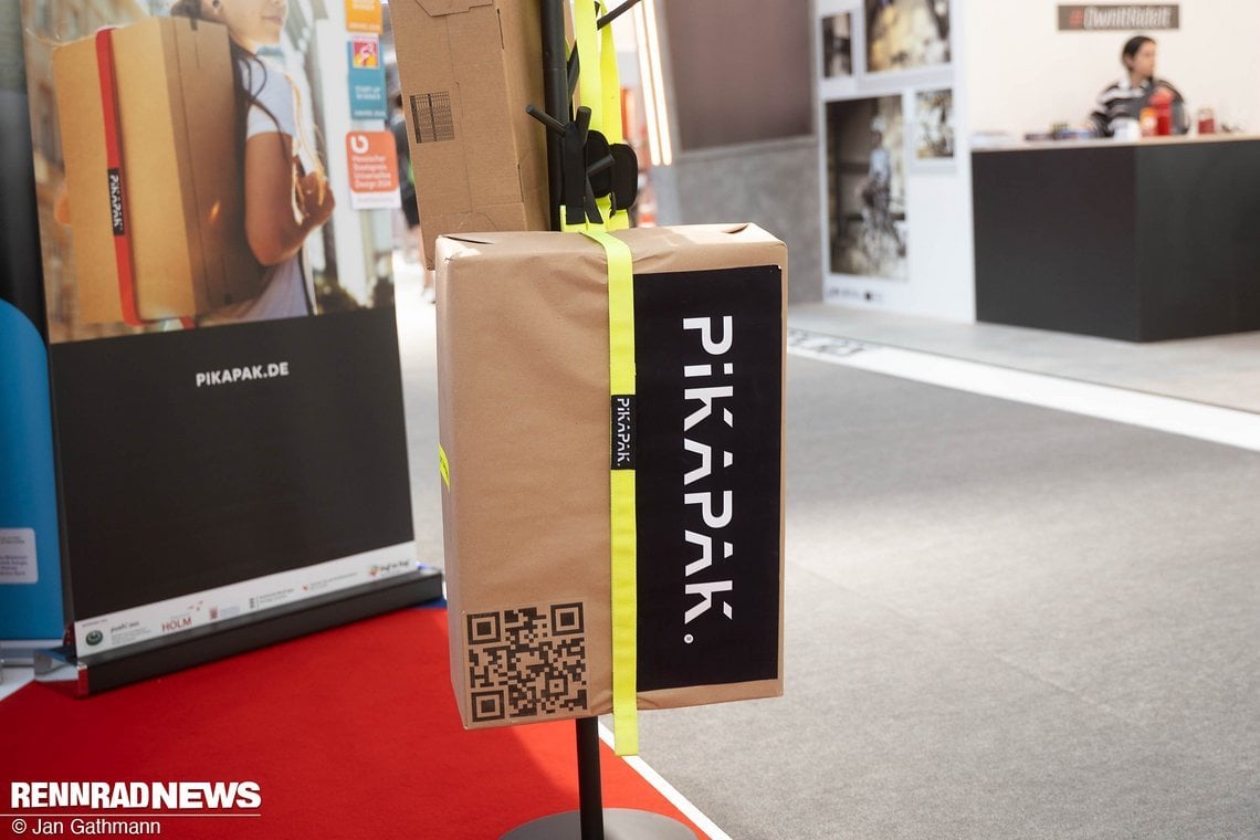 Der Spanngurt hält das Paket…