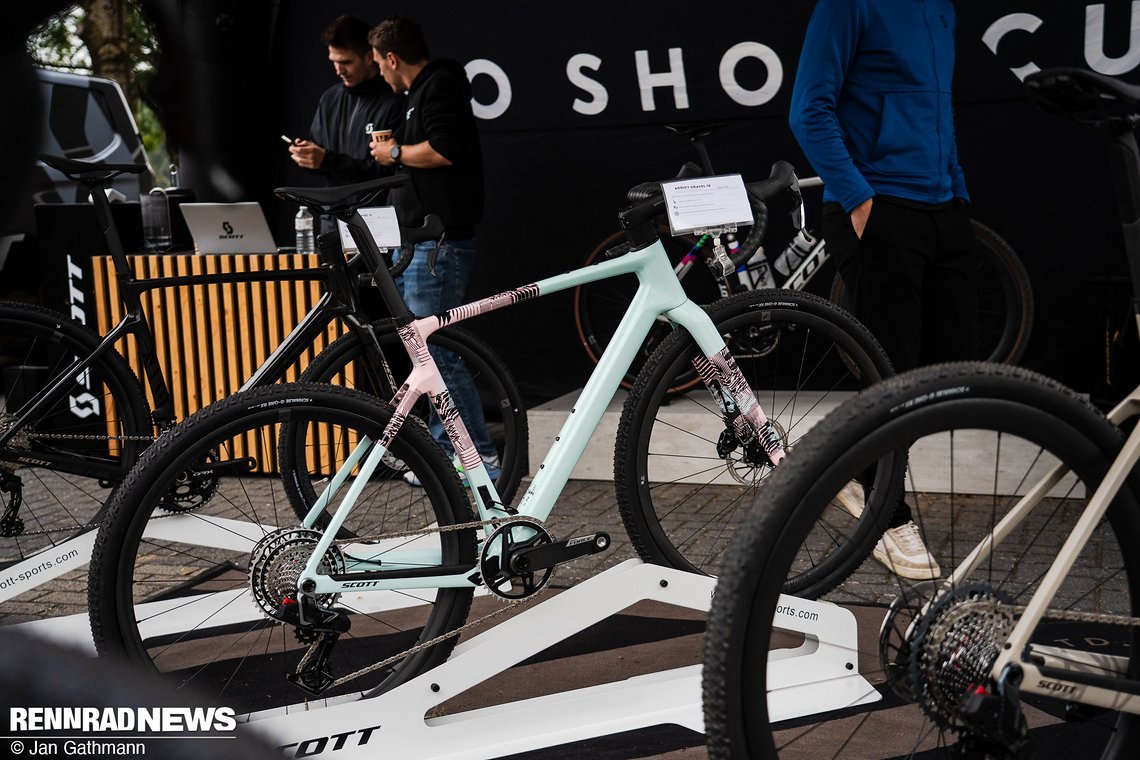 Bei Scott fiel mir das Addict Gravel in einer detailreichen Lackierung ins Auge.
