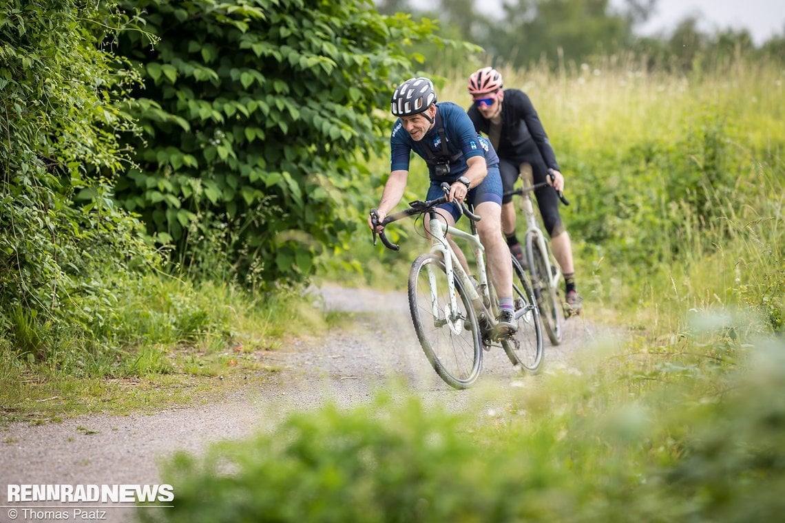 Auf Gravel helfen Seitenstollen in Kurvenlage