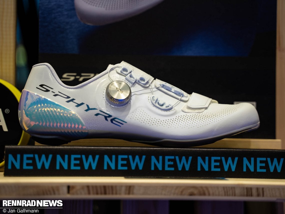 Nicht zu übersehen: Der Shimano S-Phyre Schuh hat eine neue Version bekommen. Der zweite Boa-Verschluss fiel weg.