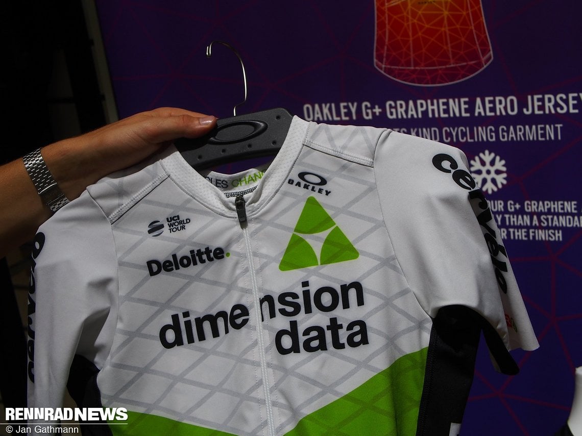 Dimension Data ist mit dem Oakley Graphene Aero Trikot ausgestattet