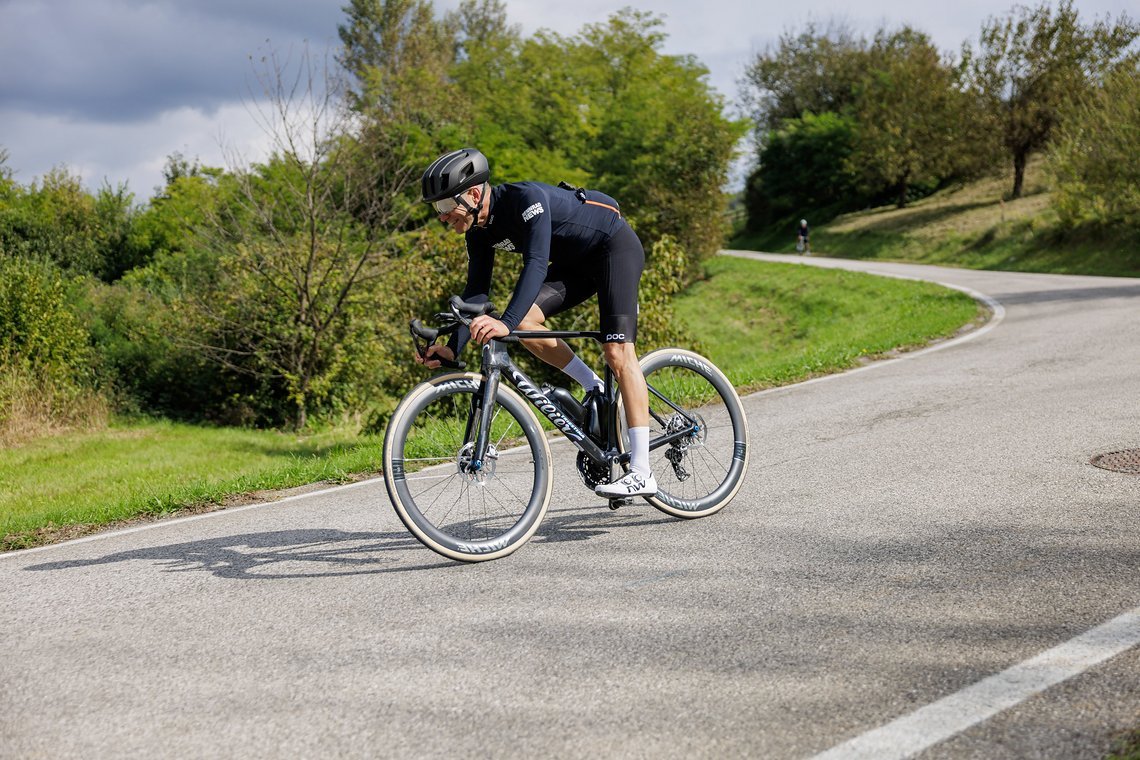 Bergab überzeugt das Wilier Filante SLR ID2 mit einem sehr stabilen Fahrverhalten Bergab überzeugt das Wilier Filante SLR ID2 mit einem sehr stabilen Fahrverhalten