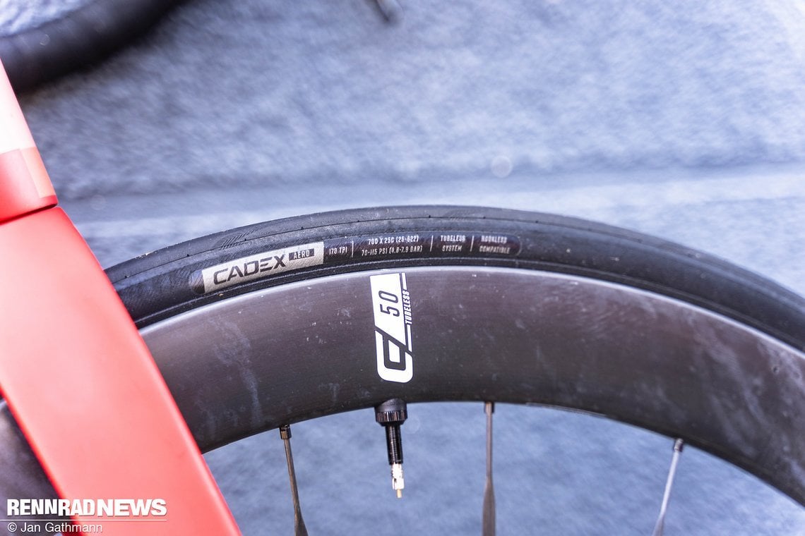 ... gehören Cadex Aero-Reifen in 25 mm vorne, die tubeless gefahren werden.