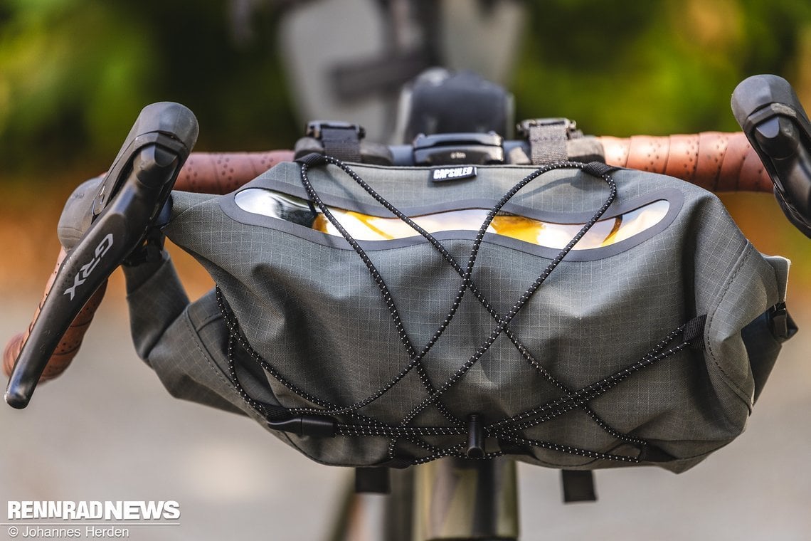 Der Capsuled Handlebar Bag ist in der Breite anpassbar und passt an so ziemlich jeden Lenker.