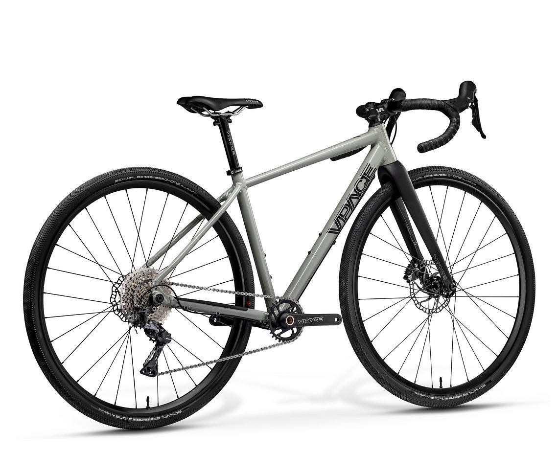 Das Fahrrad kommt mit Aluminiumrahmen und Carbon-Gabel und einem Gewicht von ca. 8 kg.